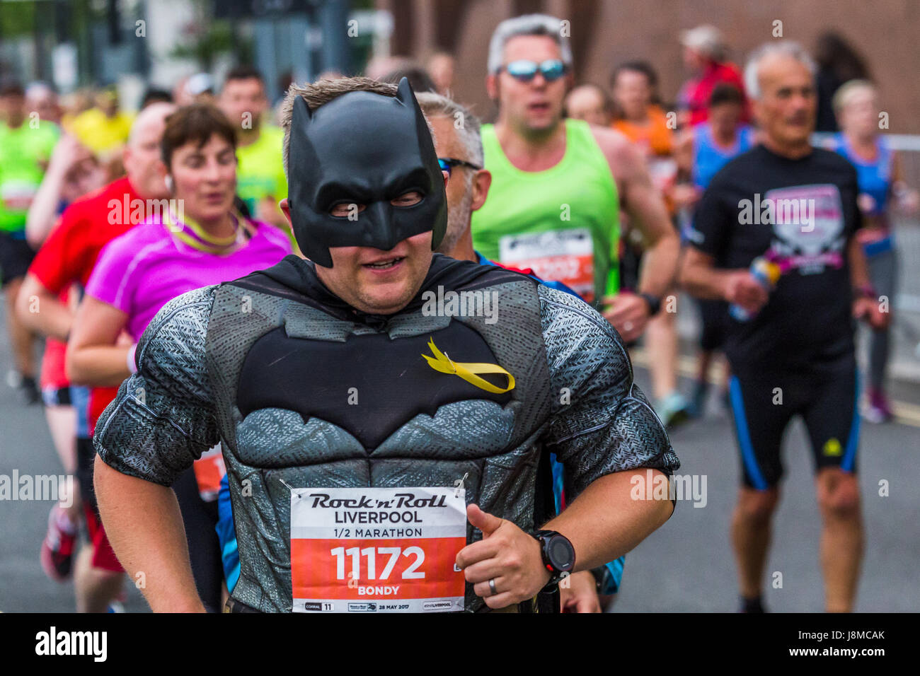 Un hombre vestido como el personaje Batman corriendo de caridad en el 2017  Liverpool Rock n Roll media maratón el 28 de mayo de 2017 Fotografía de  stock - Alamy