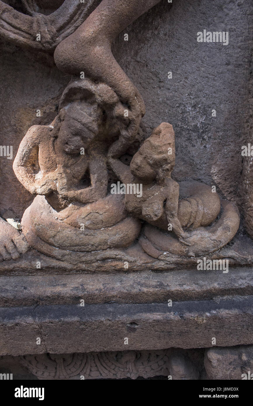 En Hiranyakasha Bhoovarha del pie. Templos, Badami Mahakuta, Karnataka. 6º o 7º siglo EC construidos por los primeros reyes de la dinastía Chalukya Foto de stock