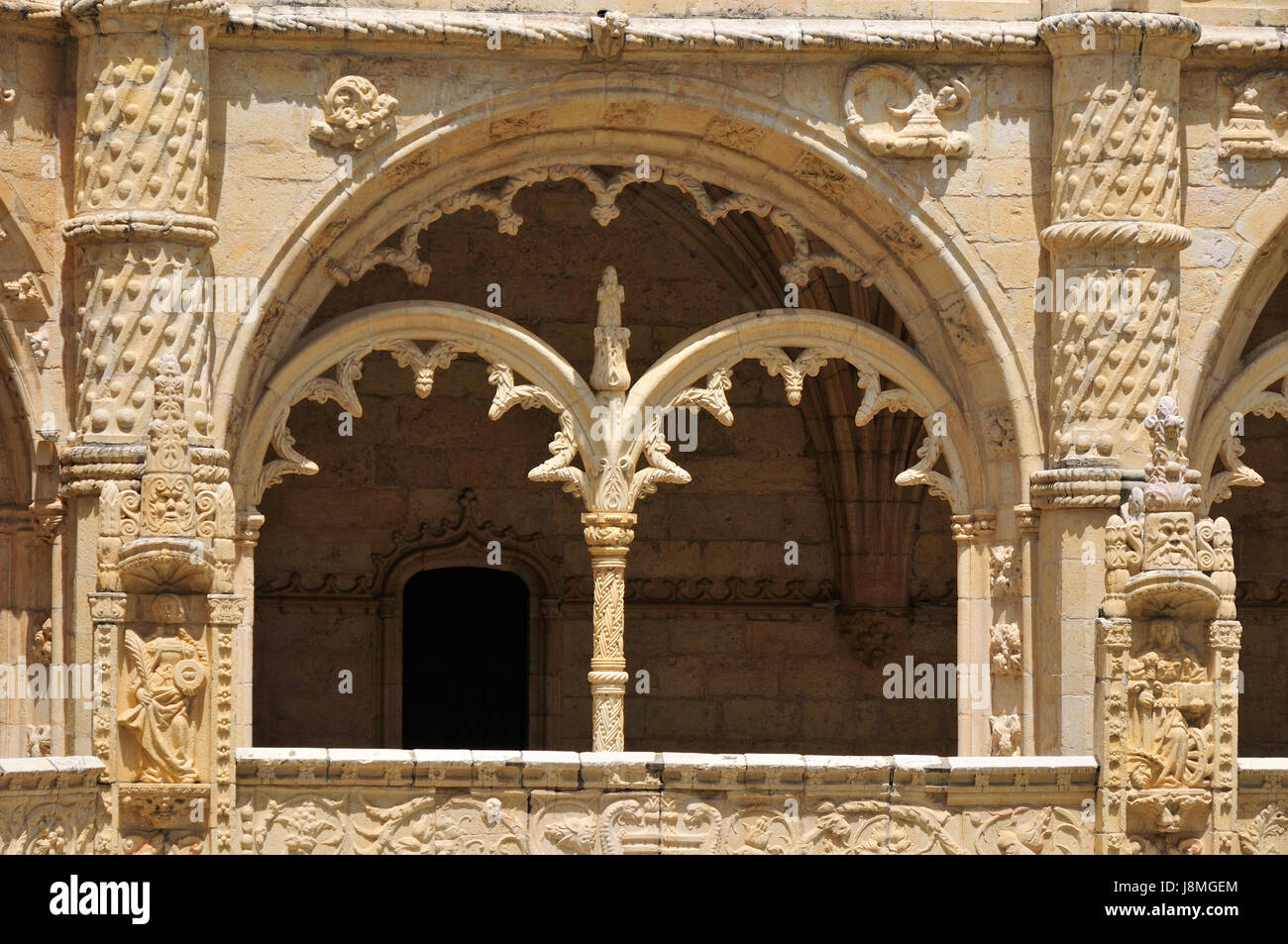 Claustro del Monasterio Jeronimos (Mosteiro dos Jeronimos), un sitio de Patrimonio Mundial de la Unesco. Lisboa, Portugal Foto de stock