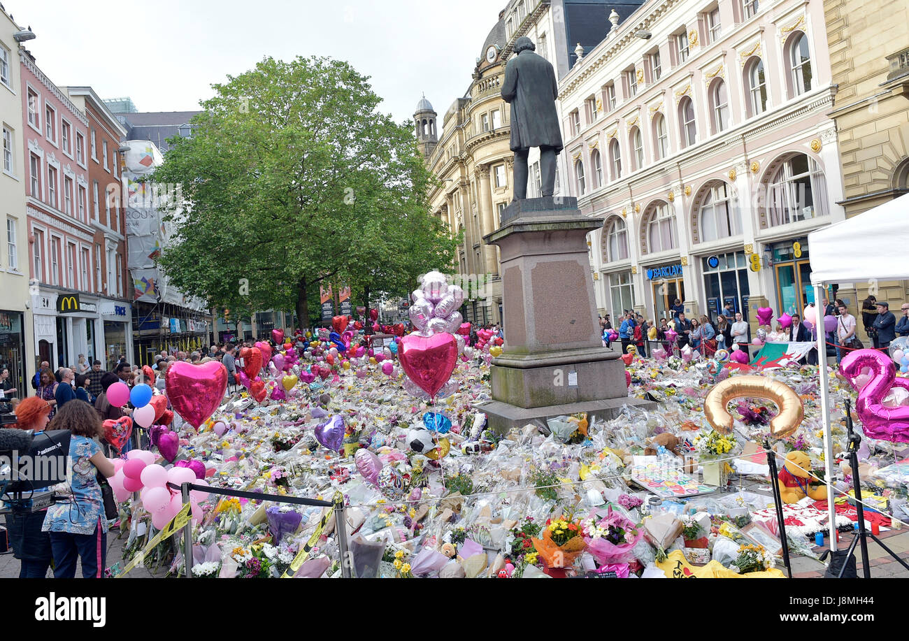 Tributos dejados en Manchester, St Ann's Square para las víctimas del atentado terrorista. Foto de stock