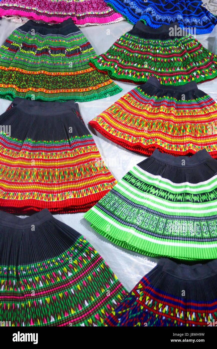 Las faldas para la venta en el mercado de la noche, en Luang Prabang, Laos Foto de stock