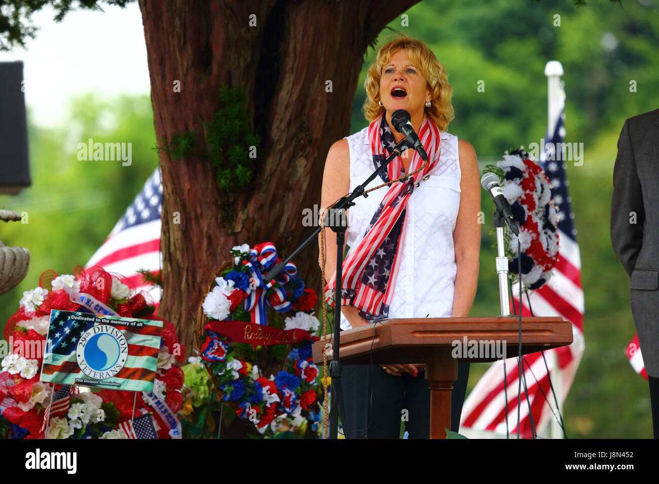 Westminster Maryland Ee Uu 29 Mayo 2017 La Sra Tina Grimes Canta El Himno Nacional Durante Los Eventos Oficiales Para El Dia De Conmemoracion A Los Caidos Un Dia Feriado Federal De Los