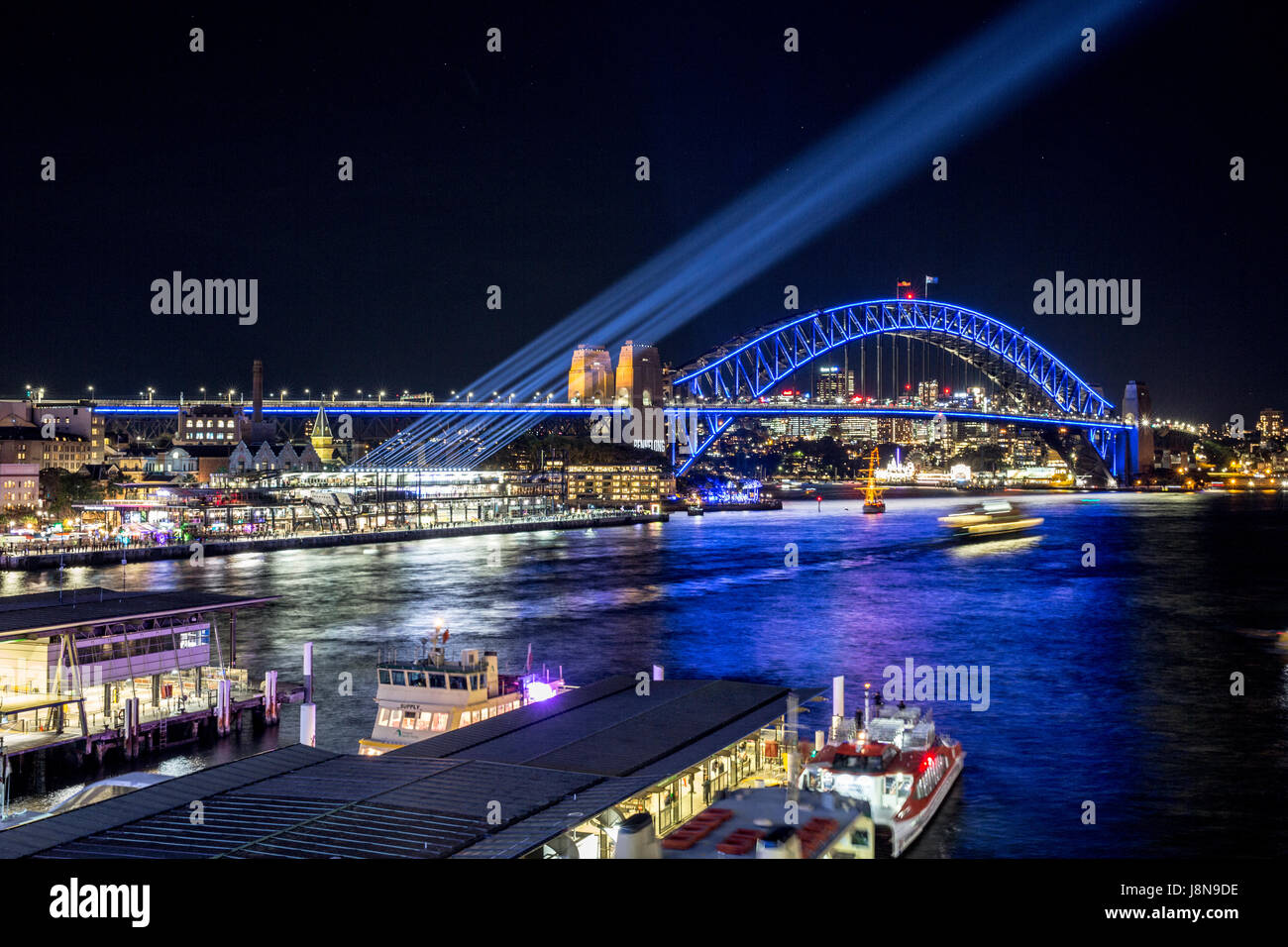 Sydney, Australia, el martes 30 de mayo de 2017.Sydney Harbour Bridge y la vívida luz Sydney mostrar en Circular Quay. Crédito: Martin berry/Alamy Live News Foto de stock