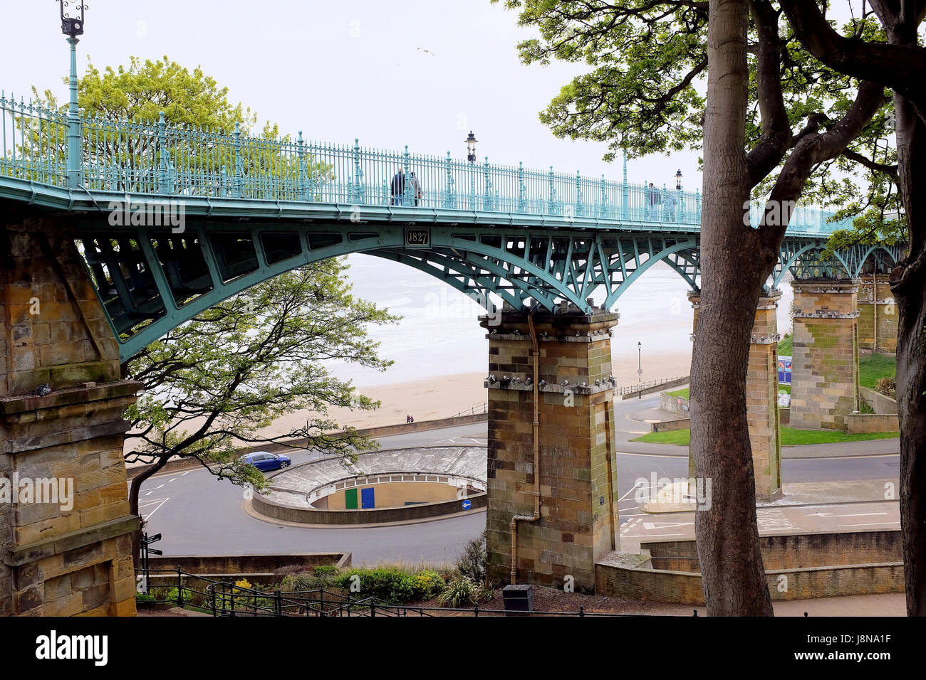 En Scarborough, Yorkshire, Reino Unido. Mayo 08, 2017. El hierro fundido raras multi span Pasarela Puente tomado de San Nicolás acantilado que conducen a la Spar y Sur. Foto de stock