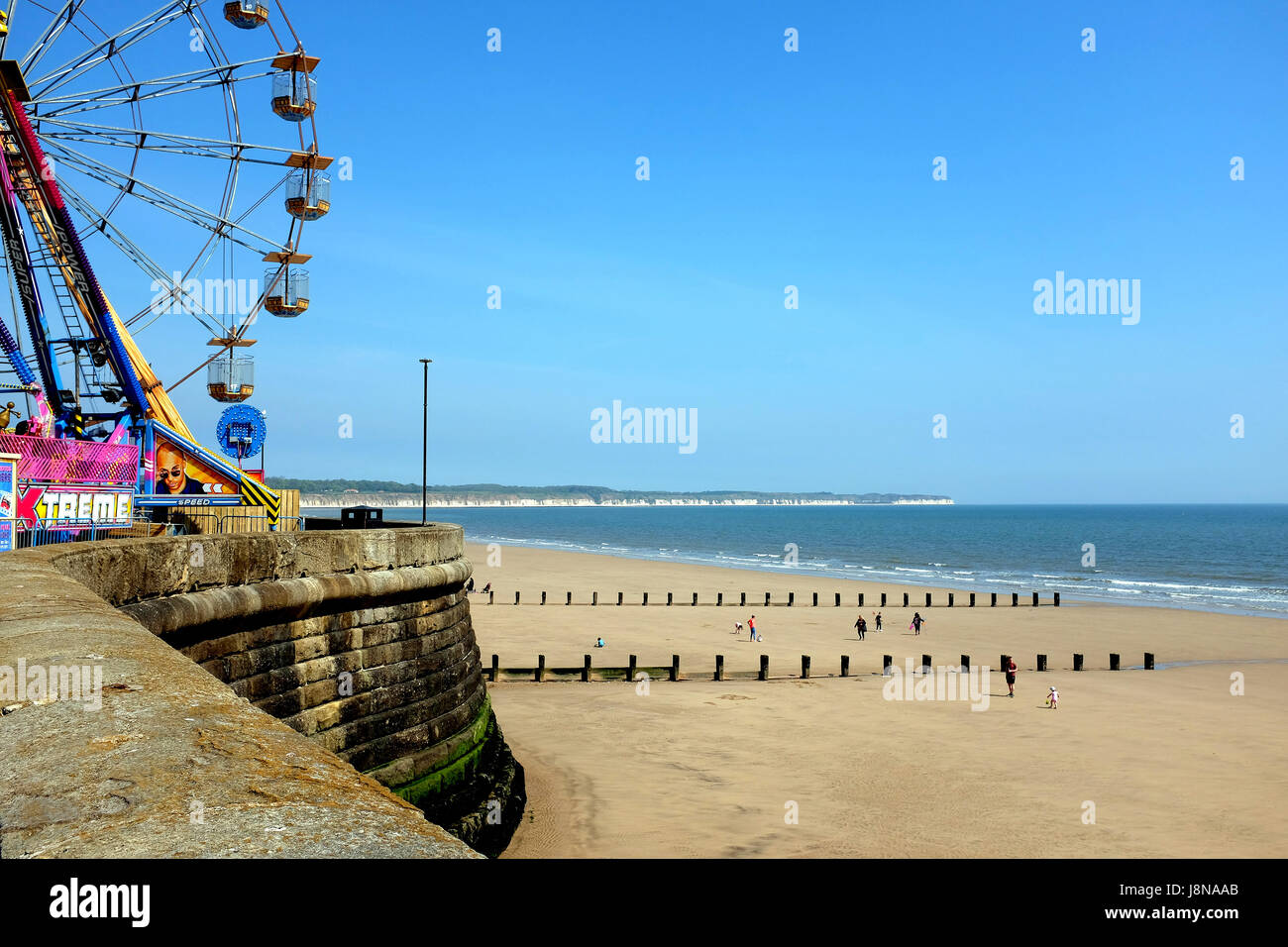 La langosta potes apilados por el lado del puerto con una gran variedad de pesca y embarcaciones de recreo amarradas en Bridlington en North Yorkshire. Foto de stock