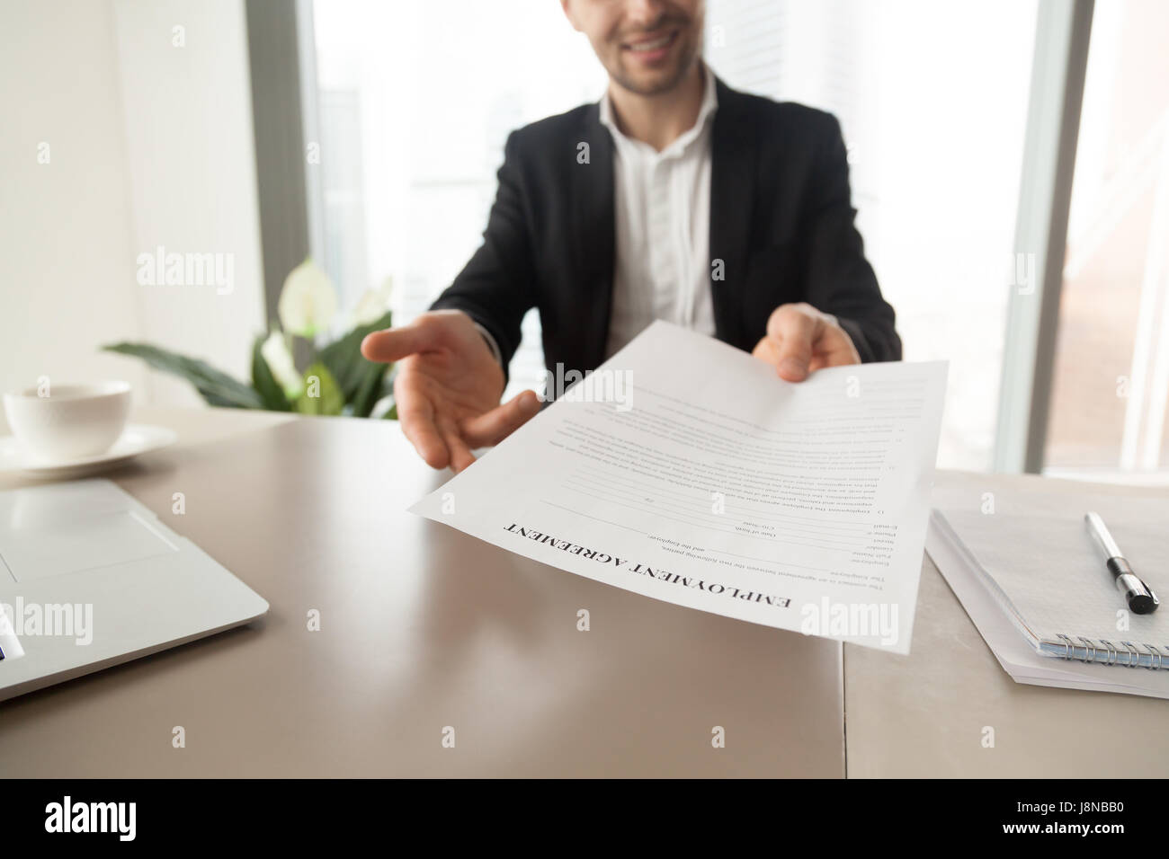 Gerente de Reclutamiento de llegar hoja con acuerdo de empleo. Sonriendo CEO ofrece a leer y revisar las condiciones de trabajo, invita a firmar el documento. Gett Foto de stock