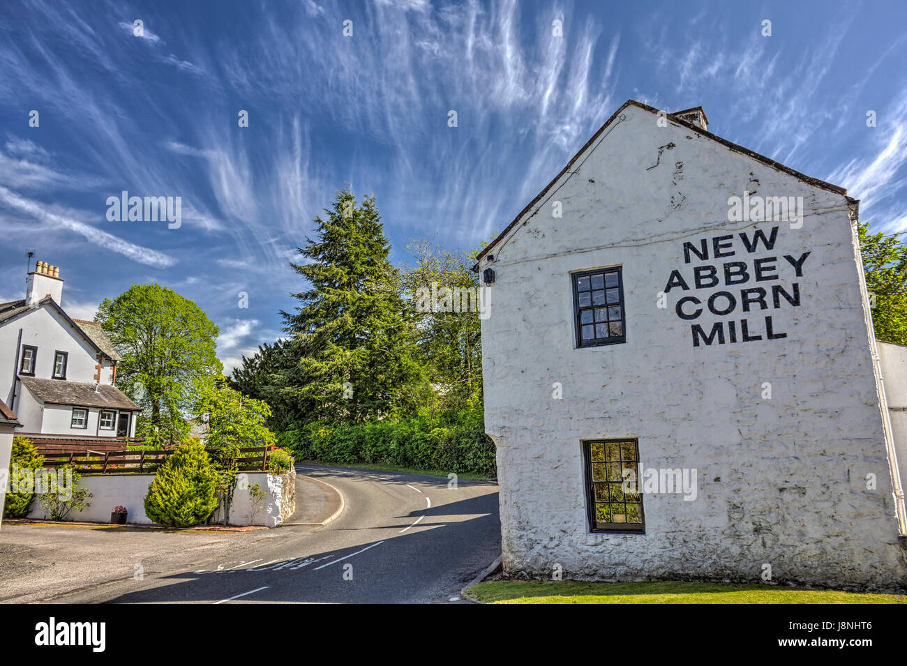 Molino de maíz del siglo XVIII, propiedad de ambiente histórico Escocia y abierto al público en Nueva Abadía, Dumfries y Galloway, Escocia. Imagen HDR. Foto de stock