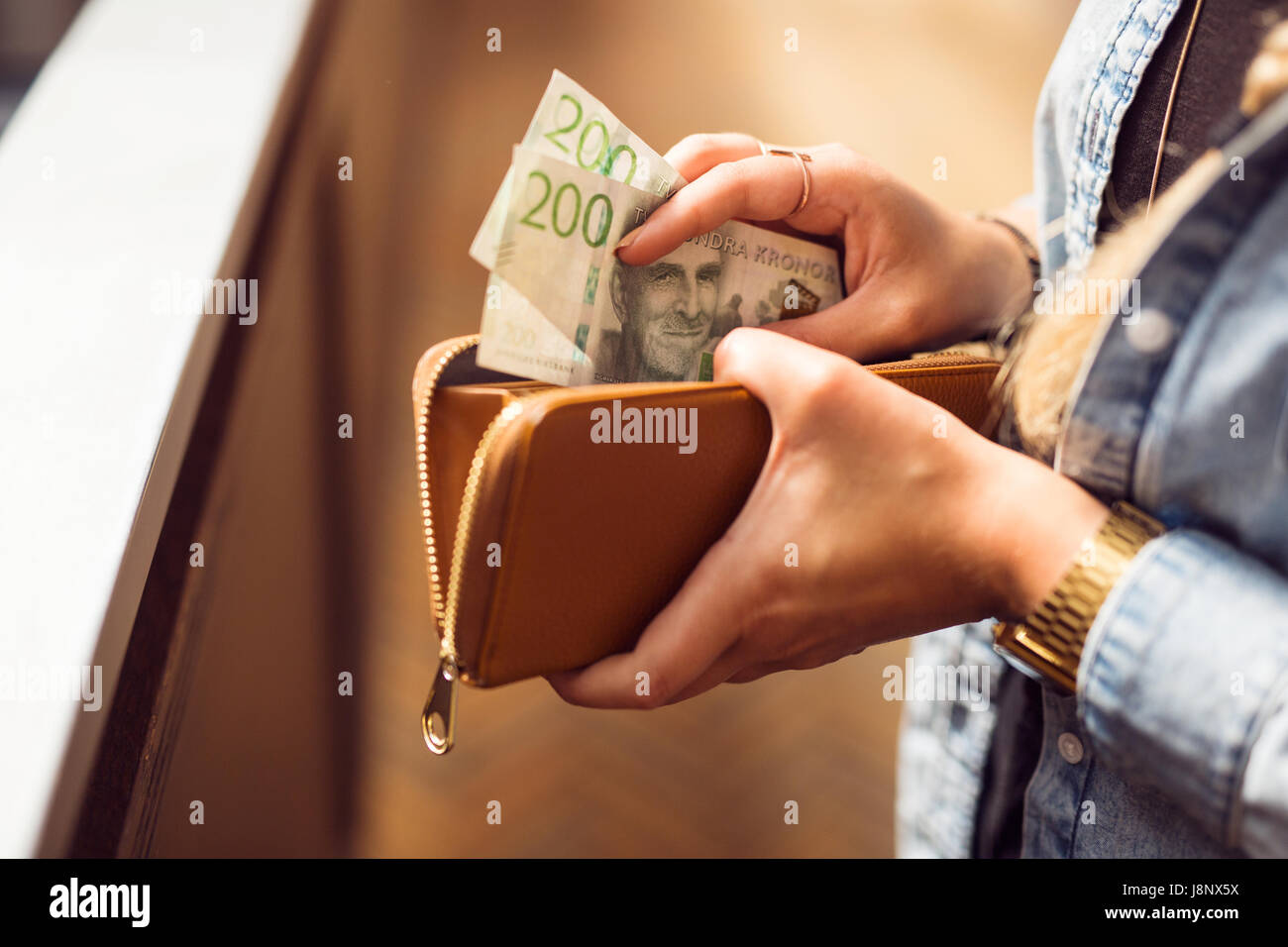 Mujer sosteniendo billetera abierto y billetes Foto de stock