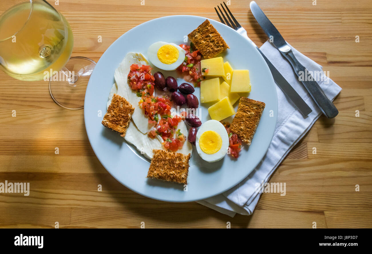 Antipasti frío de alimentos étnicos incluyendo mozzarella italiana