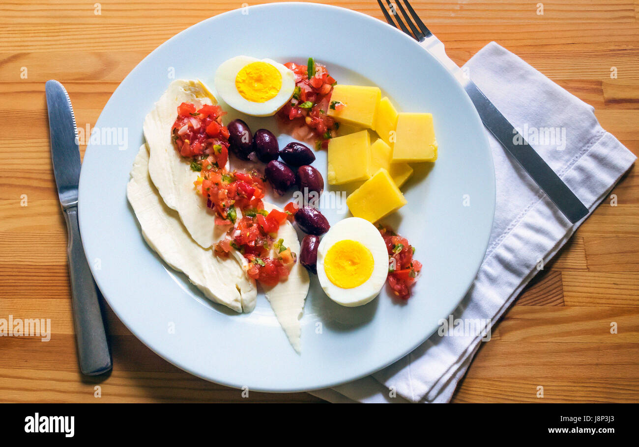 Antipasti frío, un plato mixto de alimentos étnicos Mozzarella