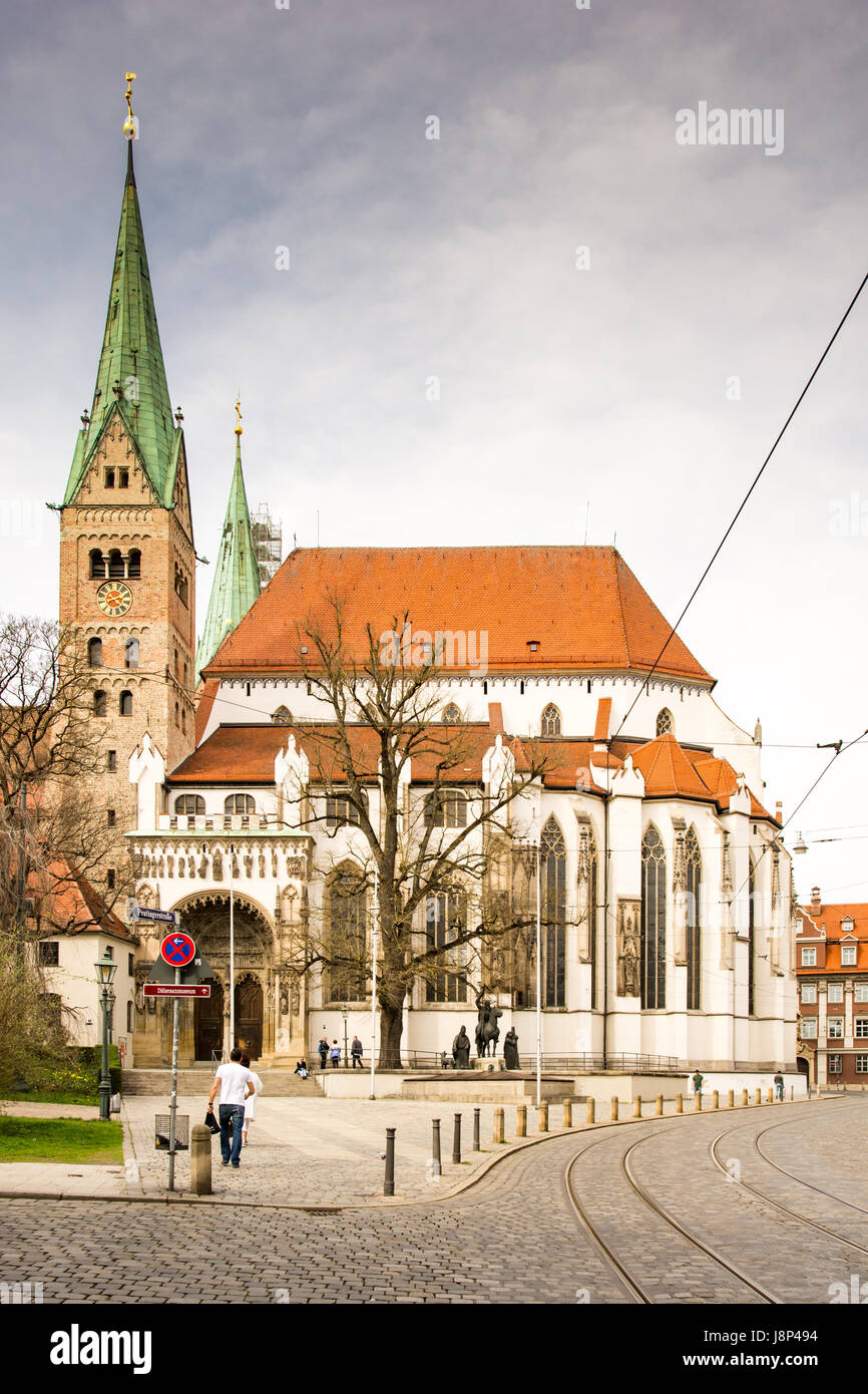 Augsburgo Alemania 1 De Abril Turista En La Catedral De Augsburgo Alemania El 1 De Abril De 2017 Augsburgo Es Una De Las Ciudades Mas Antiguas De Alemania Foto Tak Fotografia De Stock Alamy