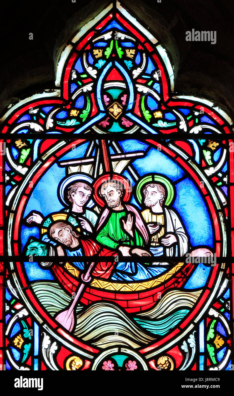 Las escenas de la vida de Jesús, por Adolfo Didron, París, 1860, vidriera, Feltwell, Norfolk. Jesús duerme en el barco antes de la tormenta Foto de stock