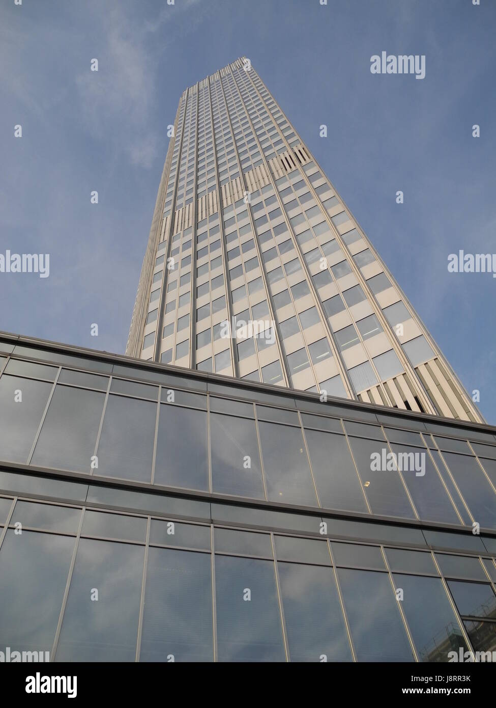 Banco, institución de crédito, una casa, un edificio de varias plantas, edificio multistorey Foto de stock