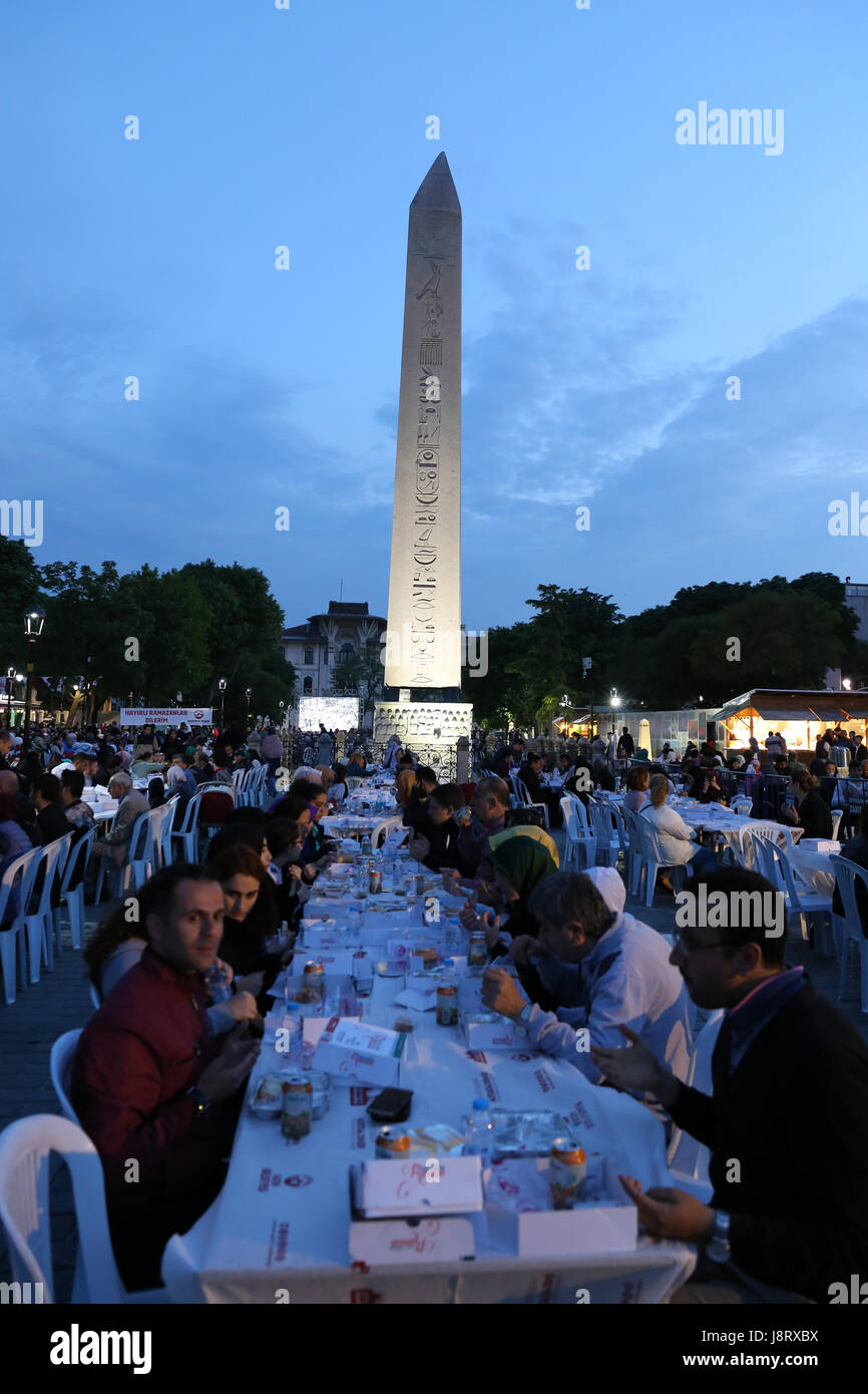 Estambul, Turquía - Mayo 27, 2017: la gente está comiendo la comida de la noche durante el Ramadán, en la plaza de Sultanahmet. Distrito de Sultanahmet es el más populer pla Foto de stock