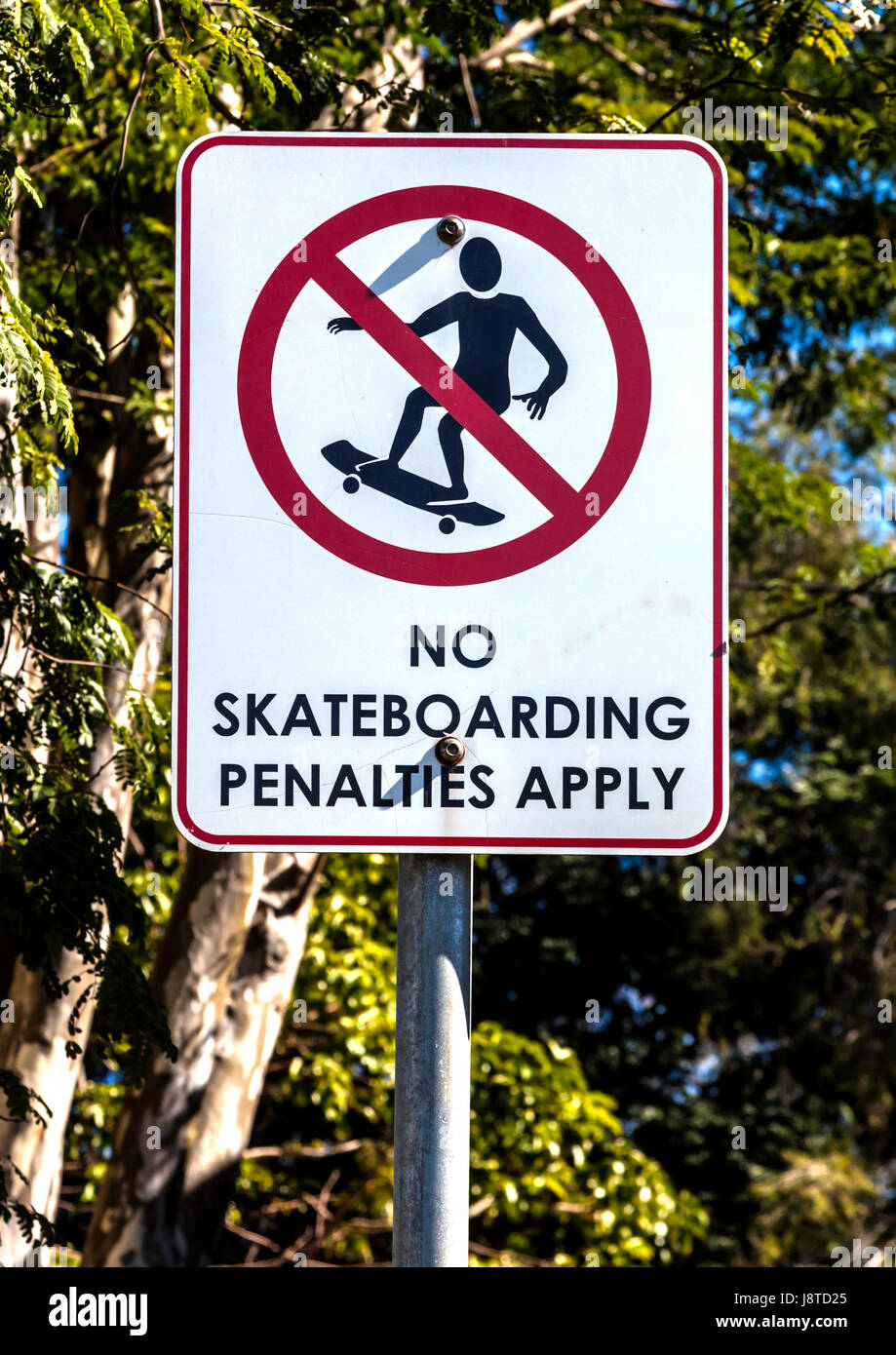 Aviso: no se aplicarán sanciones skateboard Foto de stock