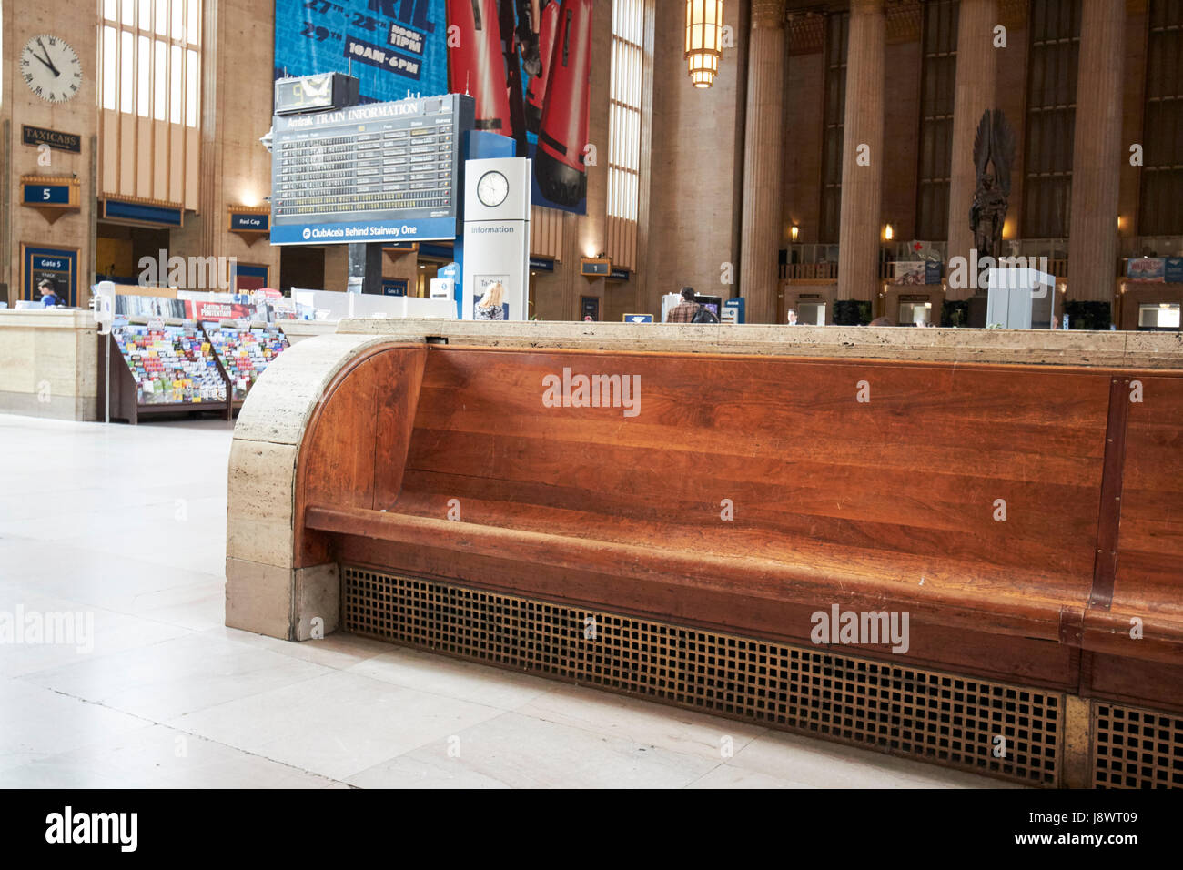 Las bancas largas de madera en la sala de espera principal dentro de los septos estación de tren 30th street Filadelfia, EE.UU. Foto de stock