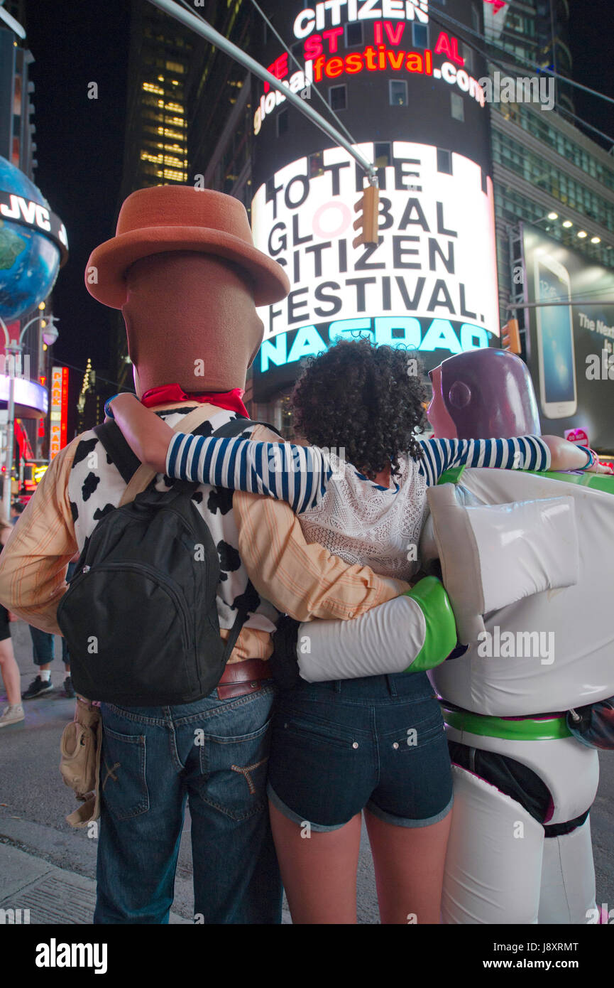 Turista posa para una foto con Toy Story personajes figurantes en Times Square en Nueva York. Foto de stock