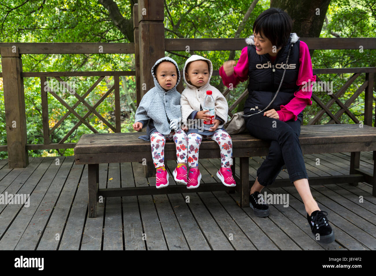 La cueva de la Flauta de Junco, la región de Guangxi, China. Dos jóvenes Dos niñas con su madre. Foto de stock