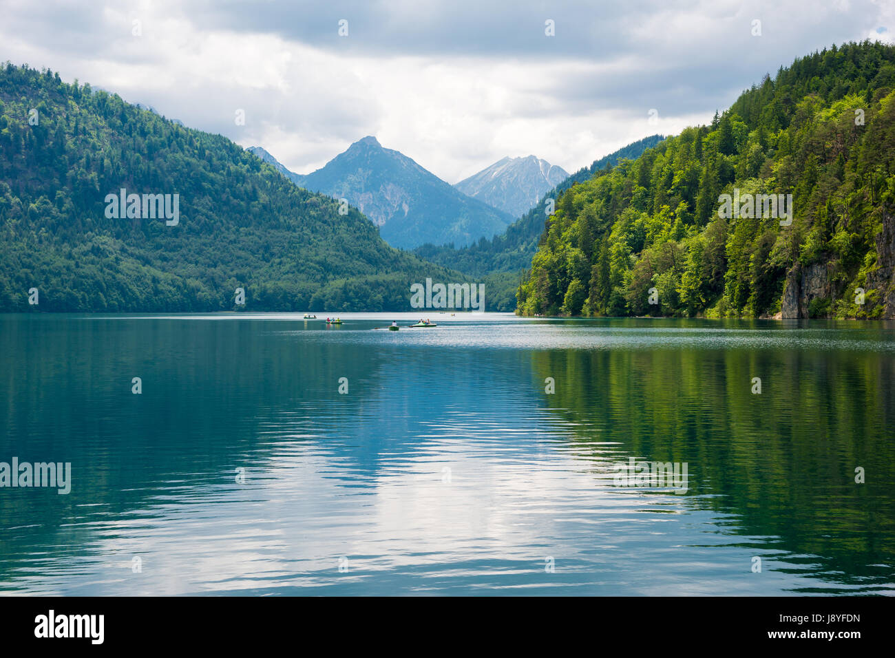 El Alpsee es un lago situado en Baviera, Alemania. Se encuentra cerca de Neuschwanstein y Hoshenschwangau castillos. Foto de stock
