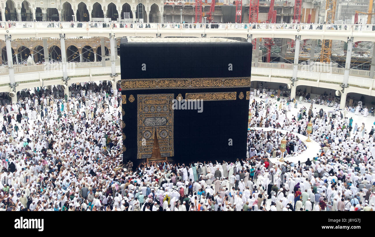 Un cuervo enorme del Islam peregrinos caminando alrededor de la Sagrada Kaaba durante el Haj, el Ramadán, el Umrah Foto de stock