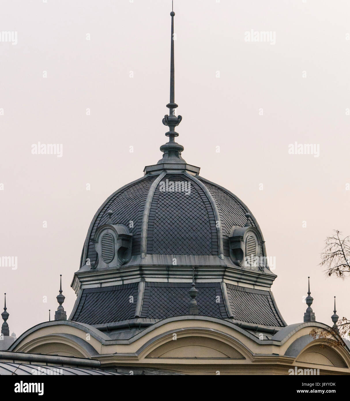 Domo o aguja en lo alto del edificio viejo en Budapest, Hungría Fotografía  de stock - Alamy