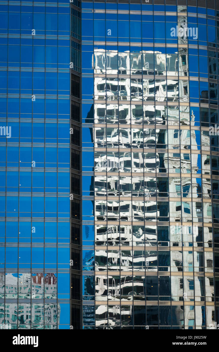 Chicago, Illinois, Detalle reflectante vidrio moderno Trump International  Hotel & Tower rascacielos rascacielos blue sky cars gente parada de autobús  street scene Fotografía de stock - Alamy