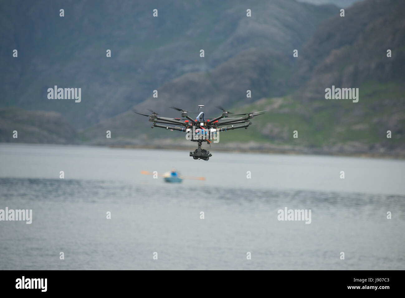 Filmación de vídeo desde un DJI S900 drone UAV con Panasonic GH4 cámara a  bordo, trabajando en el conjunto de la Cresta con Danny MacAskill  Fotografía de stock - Alamy