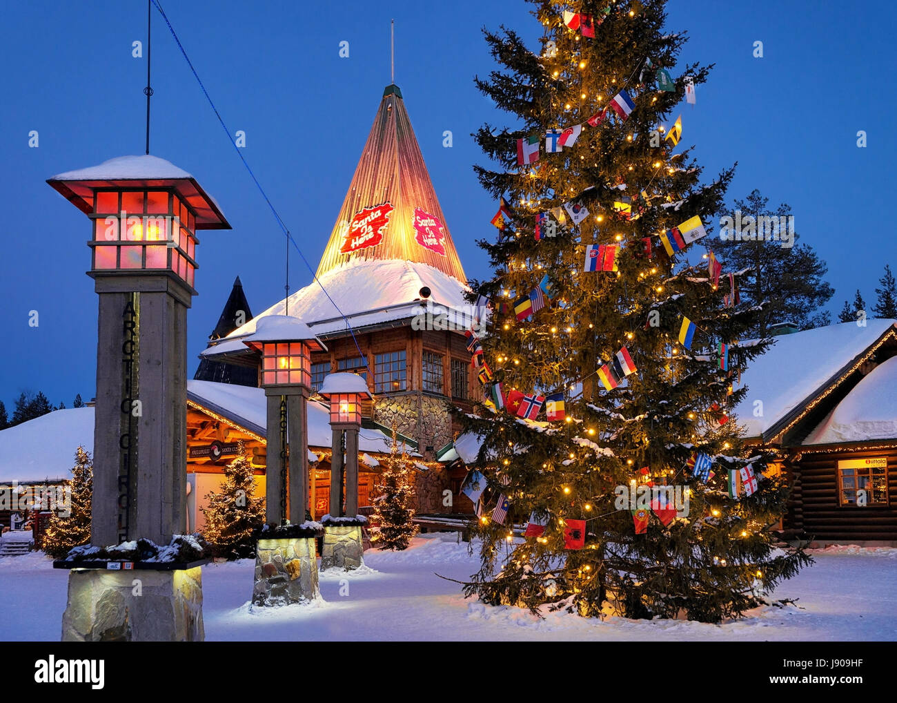 electo escucho música Por qué no Rovaniemi, Finlandia - Marzo 5, 2017: Oficina de Santa Claus en Santa  Village, con árboles de Navidad por la noche iluminado con luz, Laponia,  Finlandia, en el arco Fotografía de stock - Alamy