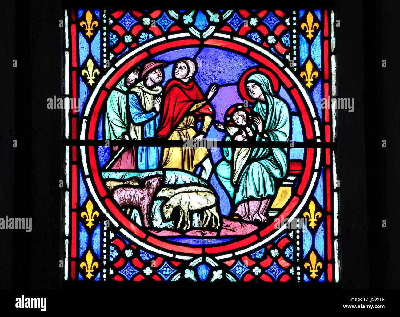 Ventana de la natividad, vidrieras de Oudinot de París, en 1861, la Iglesia Feltwell, Norfolk, pastores visitar al recién nacido Jesús y María, Inglaterra, Reino Unido. Foto de stock
