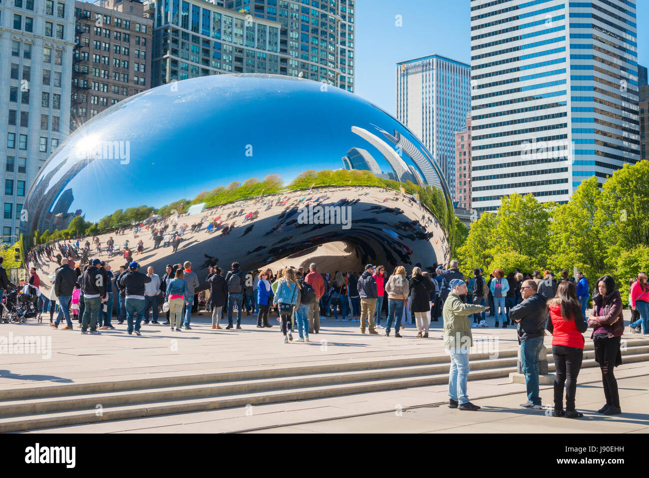 Chicago, Illinois AT&T Plaza Millennium Park Cloud Gate el frijol escultura el escultor británico Anish Kapoor pulido espejo reflectante Foto de stock