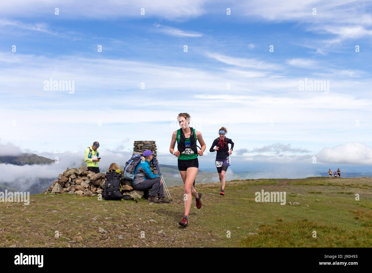 Cayó corredores cruzando la Cumbre de Clough cabeza durante el Helvellyn y Dodds cayó la raza, Lake District, Cumbria, Reino Unido Foto de stock