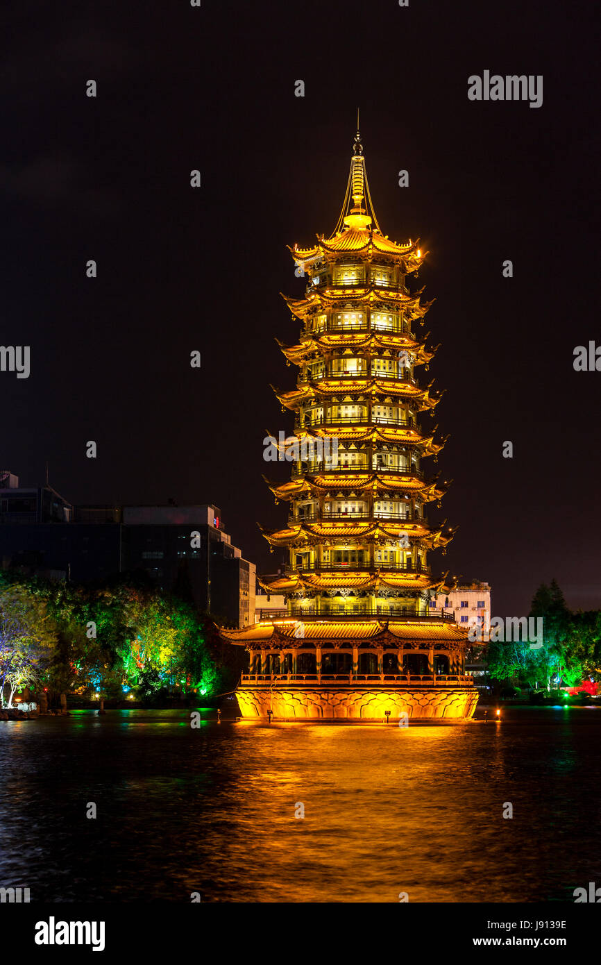 Guilin, China. Sun Pagoda junto al lago Shan, en la noche. Foto de stock
