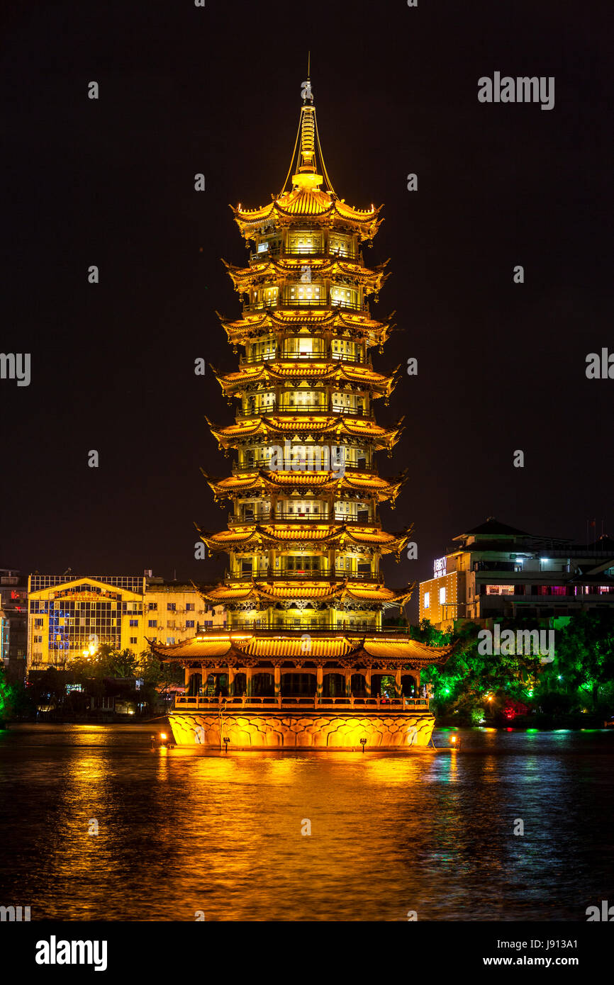 Guilin, China. Sun Pagoda junto al lago Shan, en la noche. Foto de stock