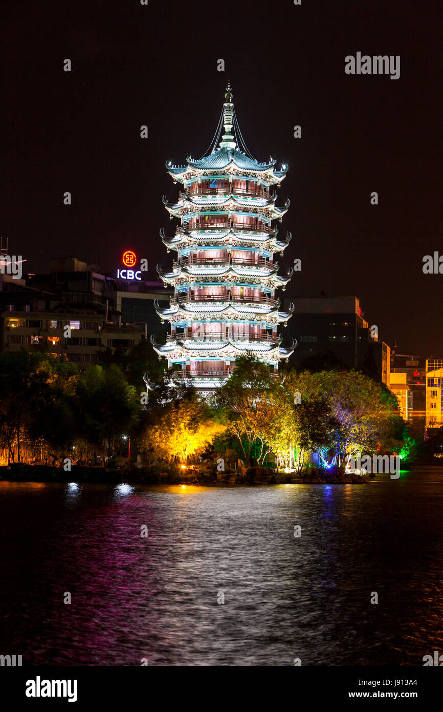Guilin, China. La Pagoda de la luna junto al lago Shan en la noche. Foto de stock