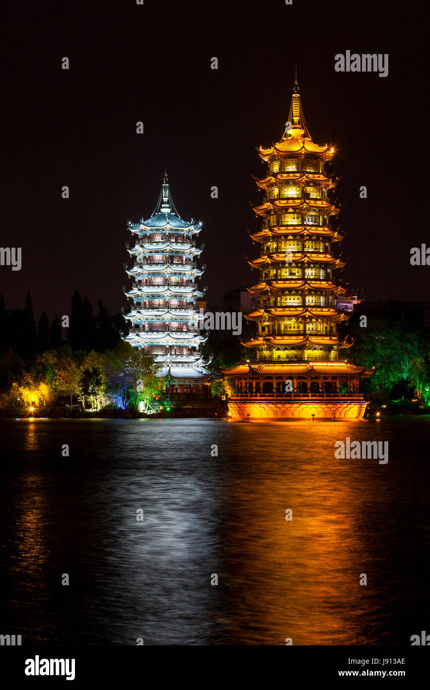 Guilin, China. Las pagodas del sol y de la Luna, por el lago Shan. Foto de stock