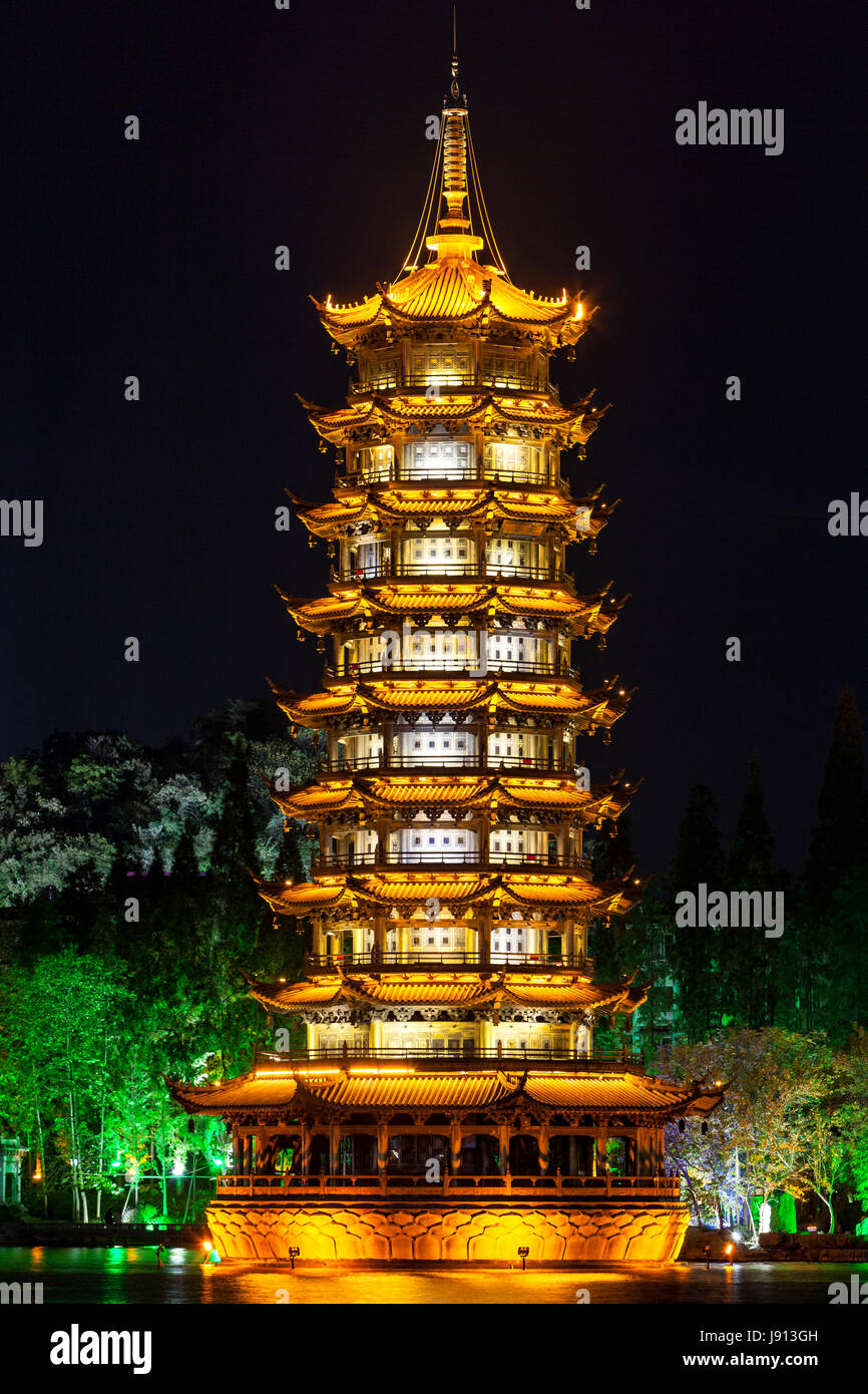 Guilin, China. Sun Pagoda junto al lago Shan en la noche. Foto de stock