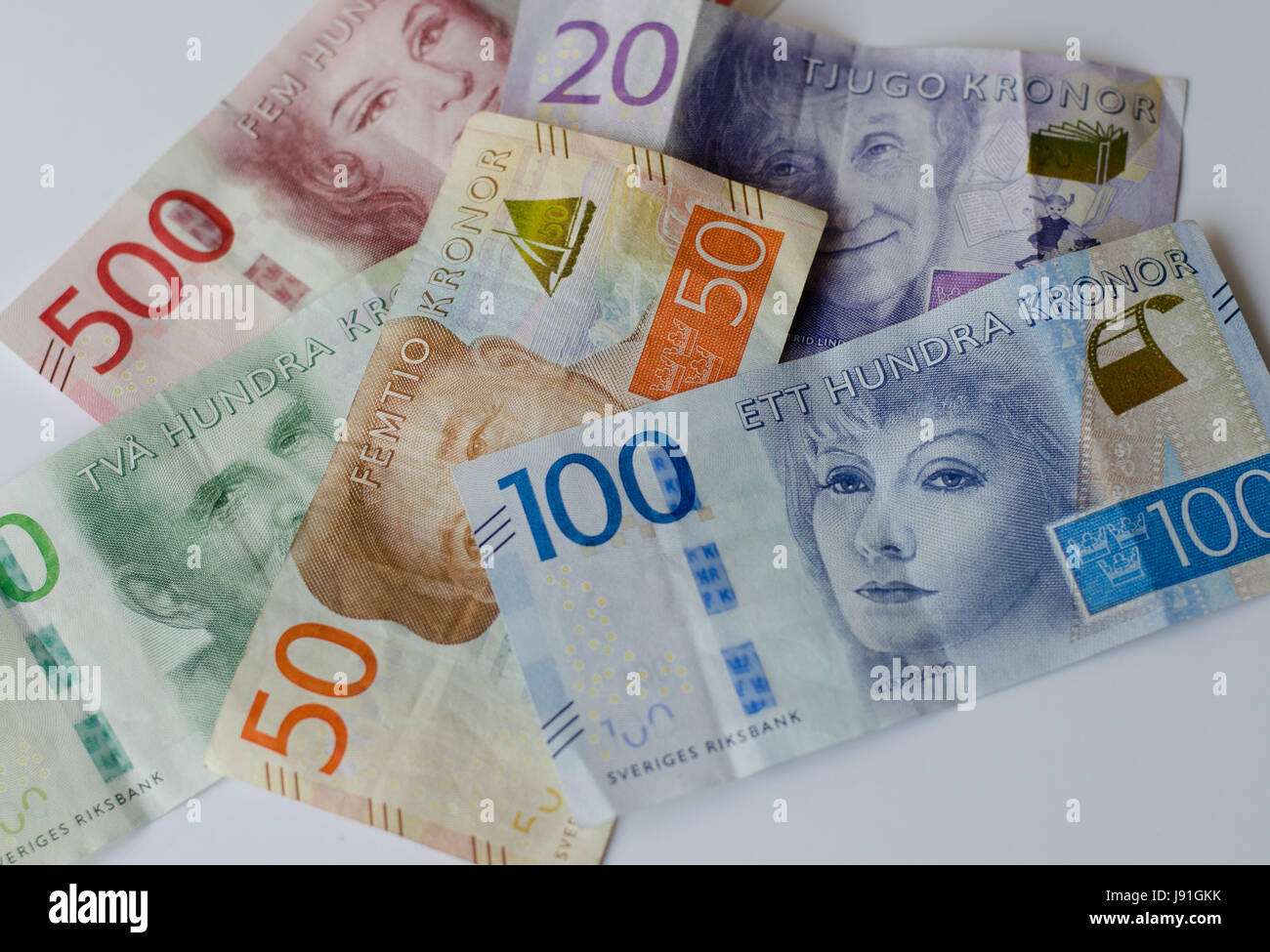 Svensk valuta Närbild på vit bakgrund. 20 50 100 200 500 coronas suecas. La moneda sueca closeup sobre fondo blanco. Foto de stock