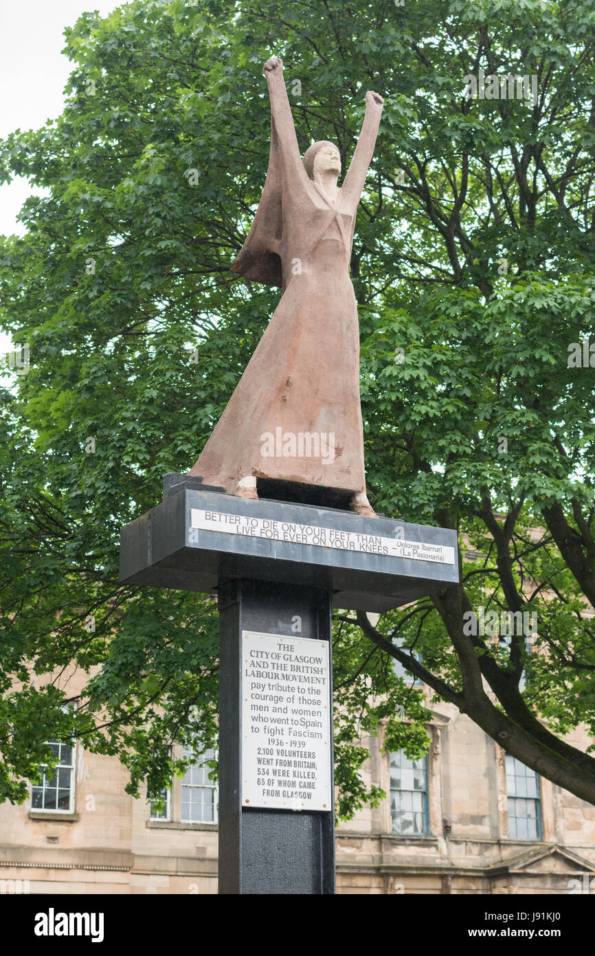 La pasionaria - Flor de la pasión - una estatua de Arthur Dooley fuera de la Custom House, frente al río Clyde, Glasgow, Escocia Foto de stock