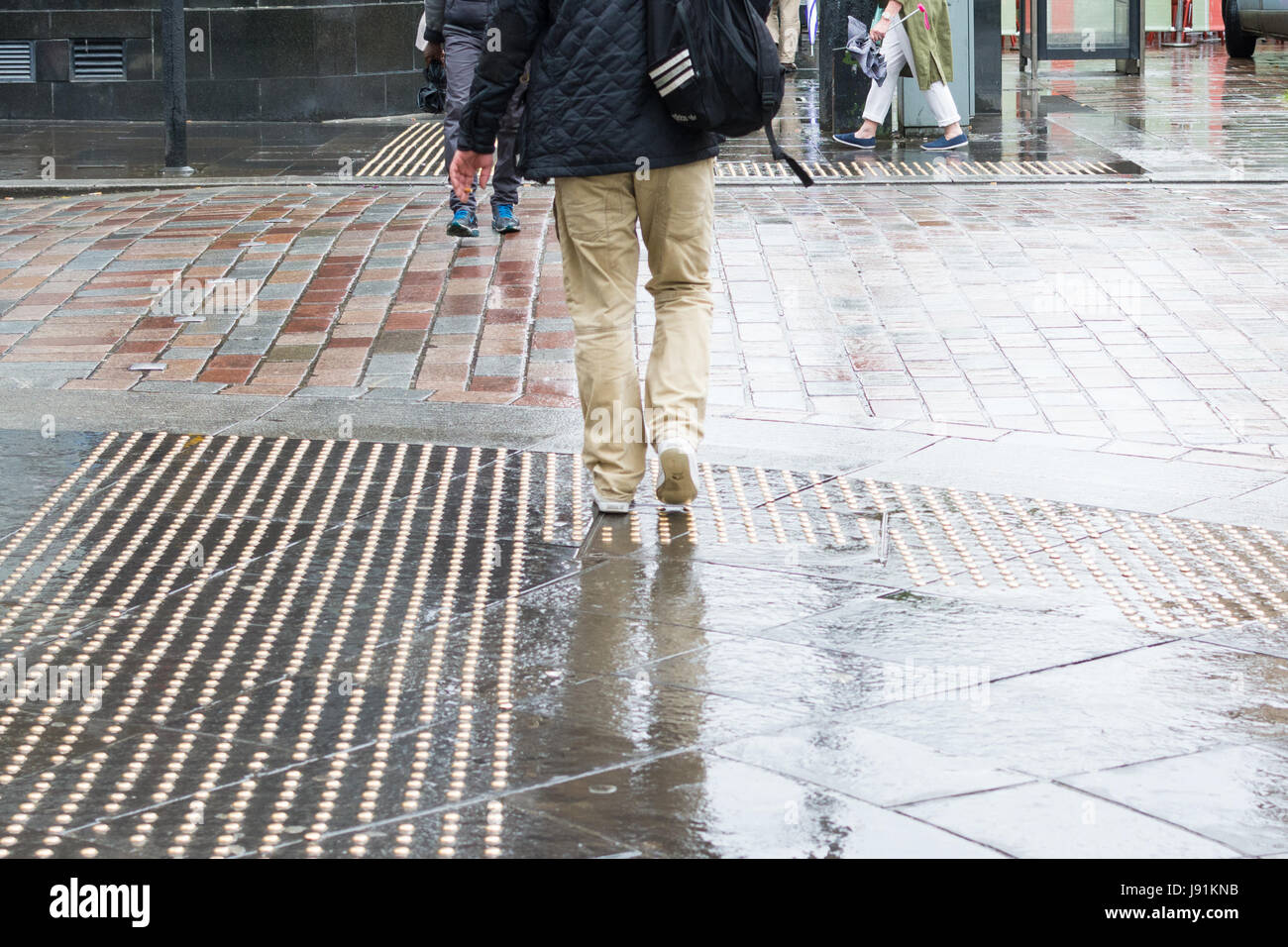 Pavimento táctil espárragos en un cruce peatonal en el centro de la ciudad de Glasgow Foto de stock