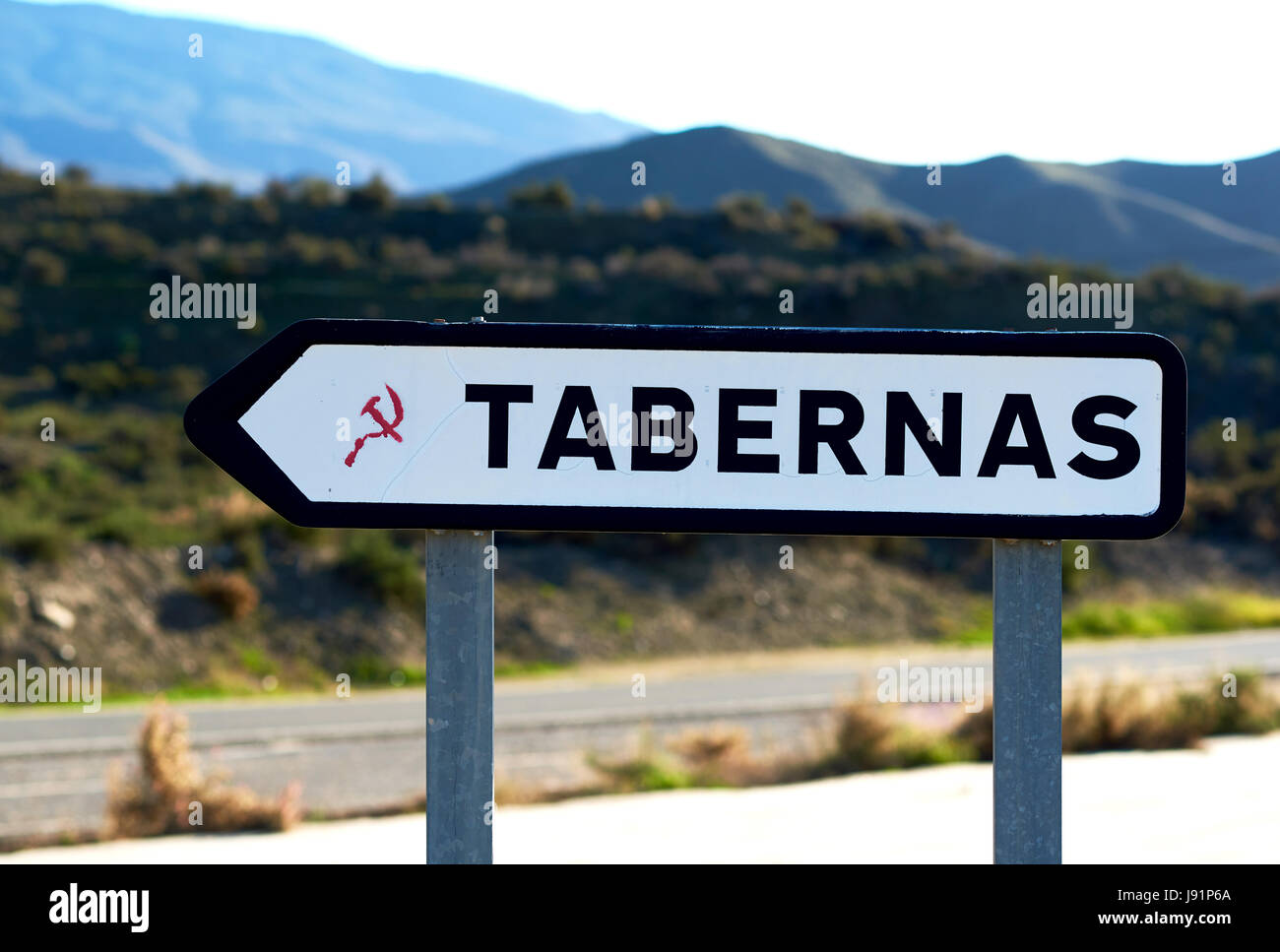 Señal de Carretera de Tabernas, es uno de los semi-desiertos en España, en la provincia de Almería. Foto de stock
