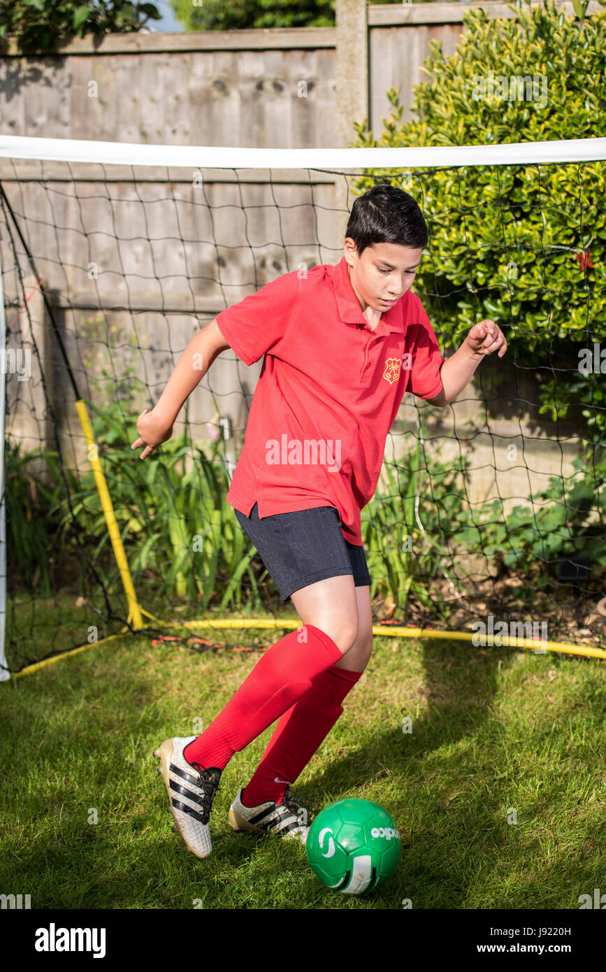 Niño Jugando Pelota De Fútbol Fotos, retratos, imágenes y fotografía de  archivo libres de derecho. Image 4563254