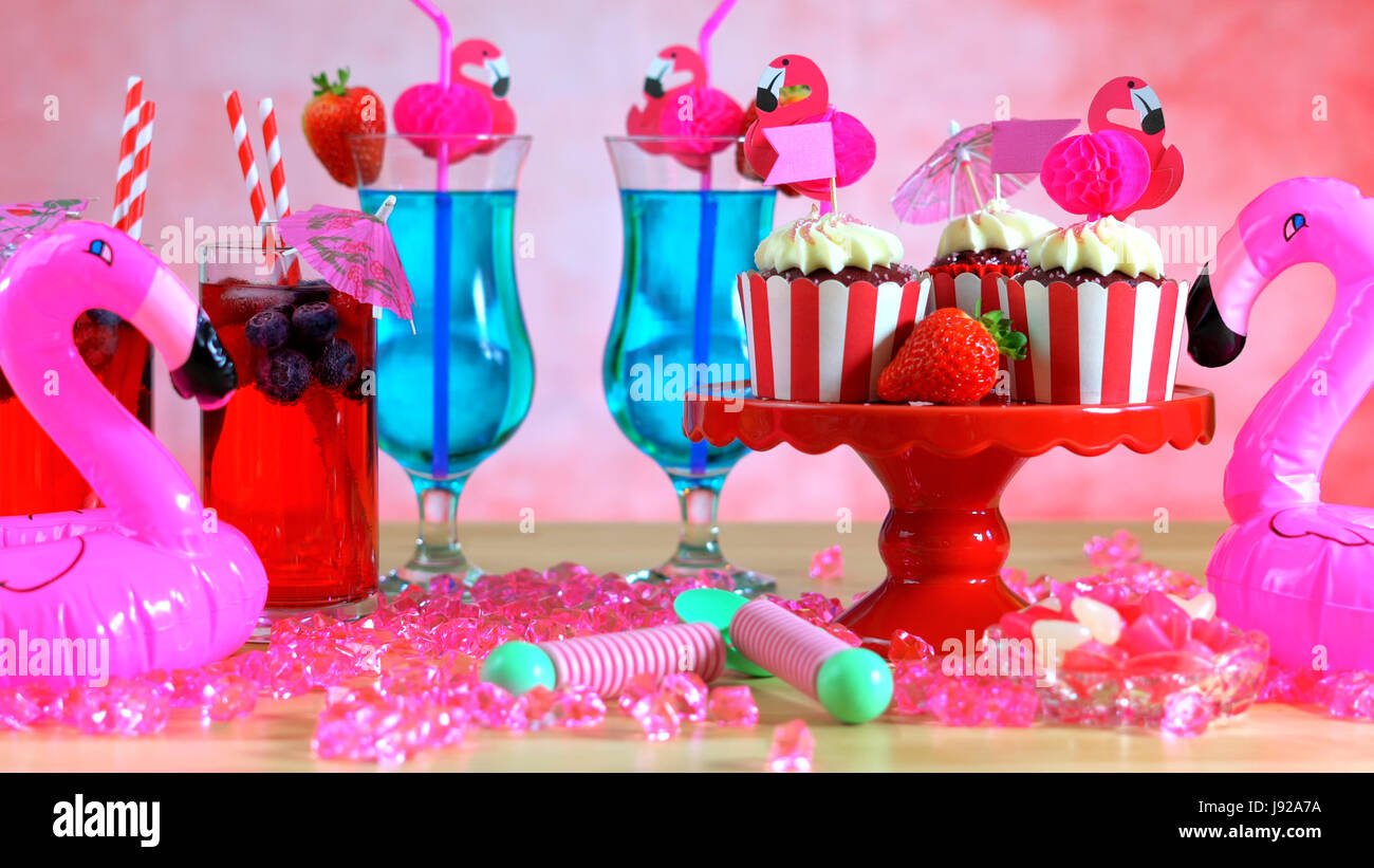 Summer Party con tema flamenco rosado, helados, y cócteles Fotografía de stock -