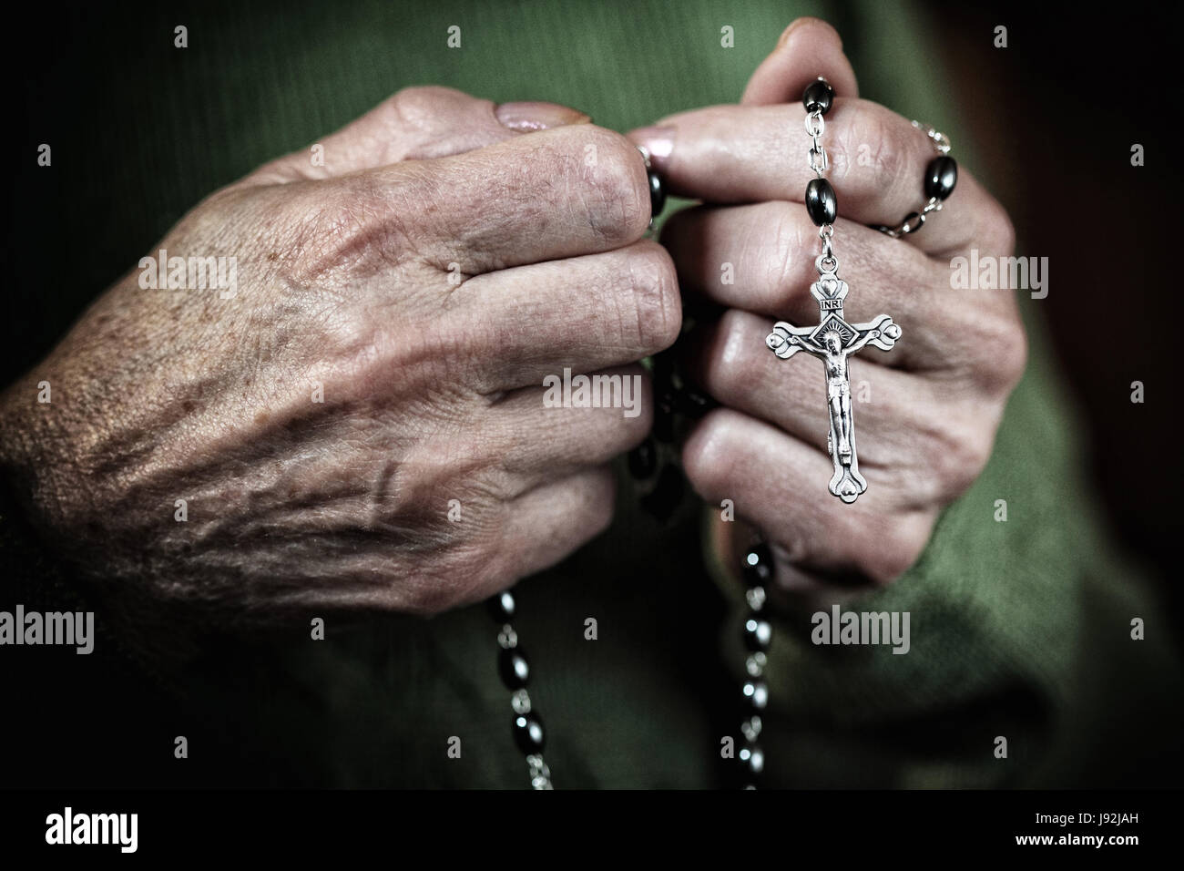 La religión católica, rezamos, crucifijo, Cristo, la oración, el rosario,  la mano, manos Fotografía de stock - Alamy