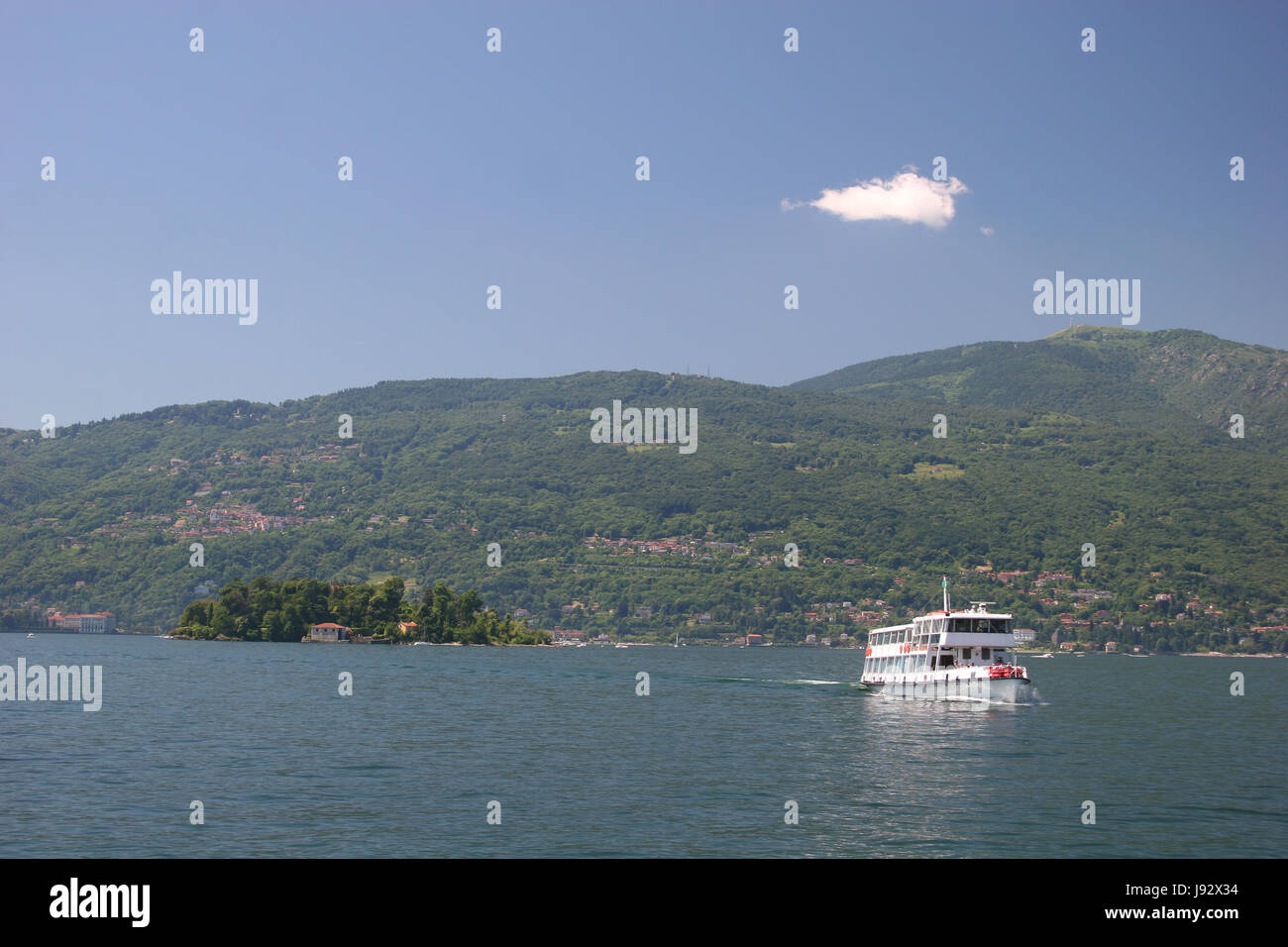 Excursiones en barco en el lago Maggiore,con vistas a verbania dirección mottarone Foto de stock