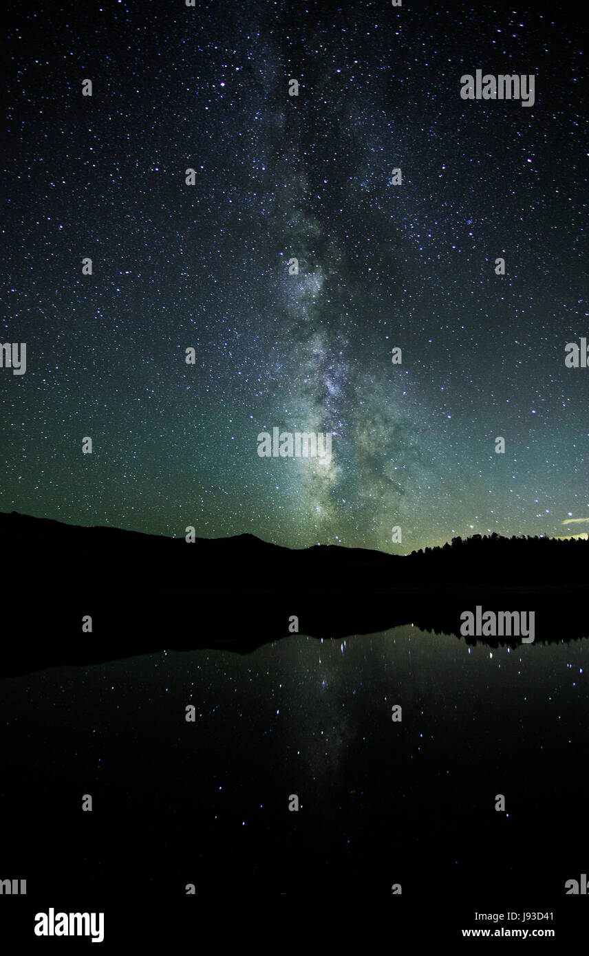 América del Norte; Estados Unidos; Utah; Yankee prados embalse cerca de la ciudad histórica de Parowan, Utah; Cielo Nocturno; estrellas; Vía Láctea; la reflexión. Foto de stock