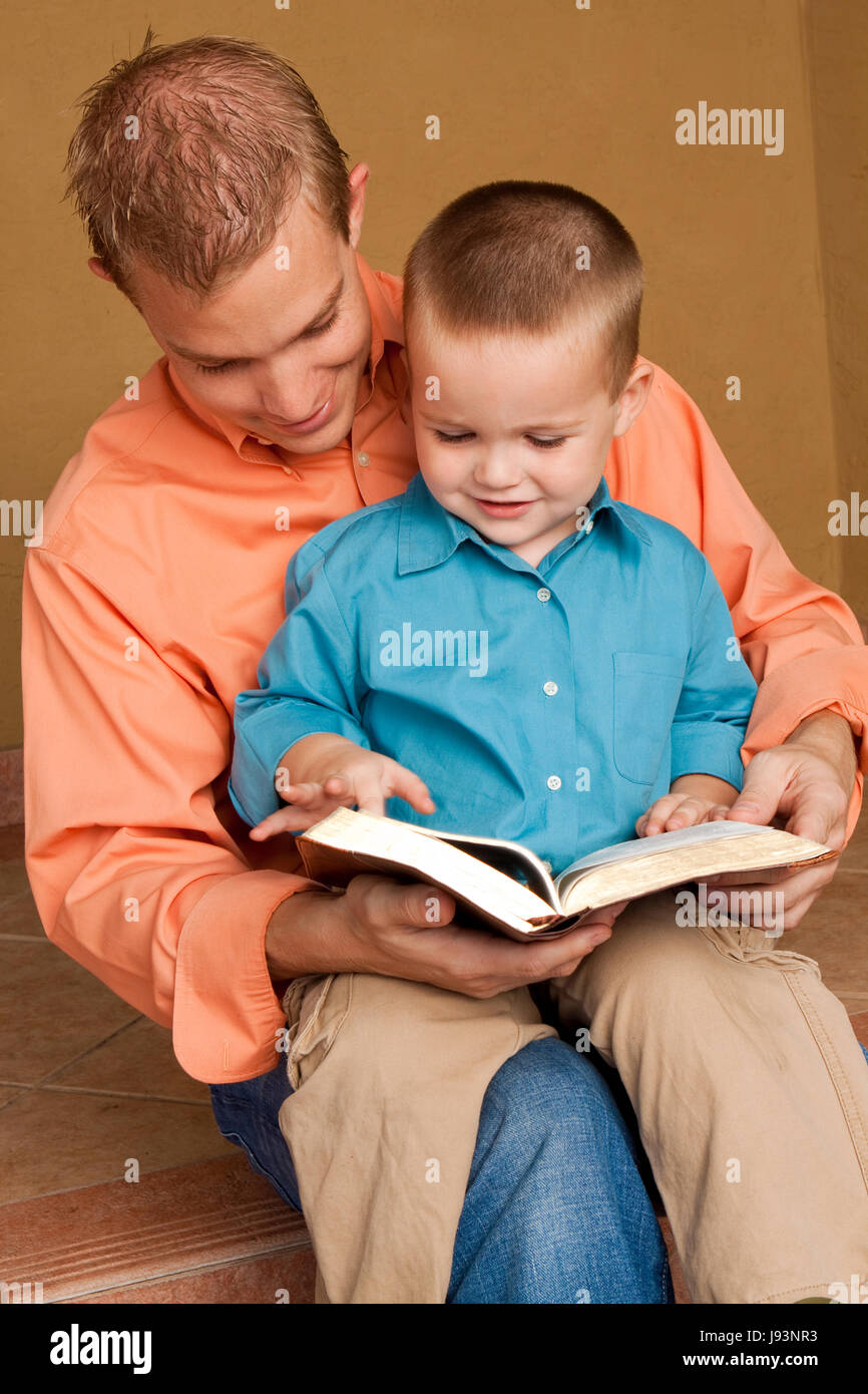 Feliz lectura padre amoroso con su hijo Fotografía de stock - Alamy