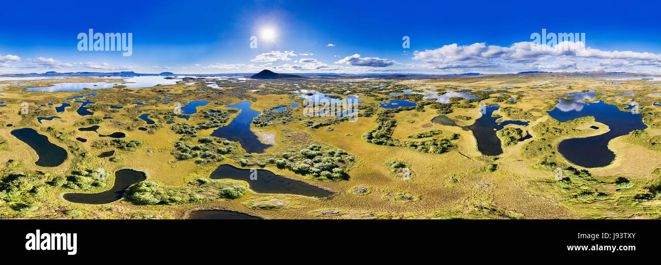 Lagos cerca de Mývatn - Antena 360 grados panorámica formada de docenas de fotos capturadas por zumbido. Foto de alta resolución del área de Myvatn en Islandia. Foto de stock