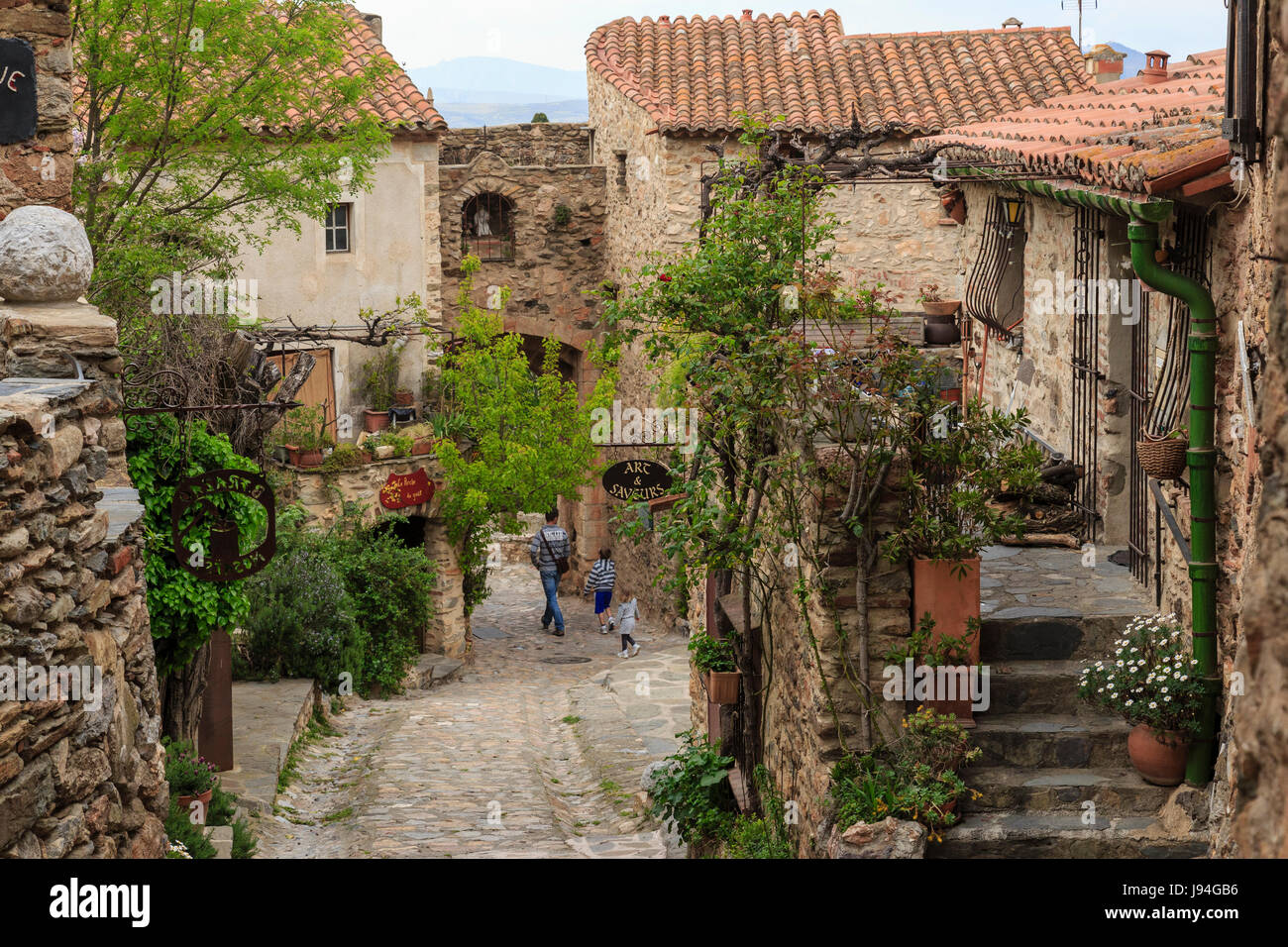 Francia, Pirineos Orientales, Castelnou, etiquetados Les Plus Beaux aldeas de Francia (el pueblo más hermoso de Francia), la calle de la aldea Foto de stock