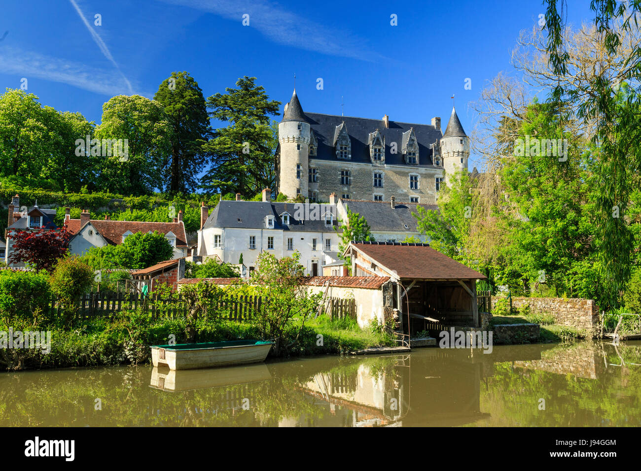 Indre y Loira, Montresor, etiquetados Les Plus Beaux Villages de Francia (los pueblos más bellos de Francia), casas y el castillo a lo largo del río Indrois Foto de stock