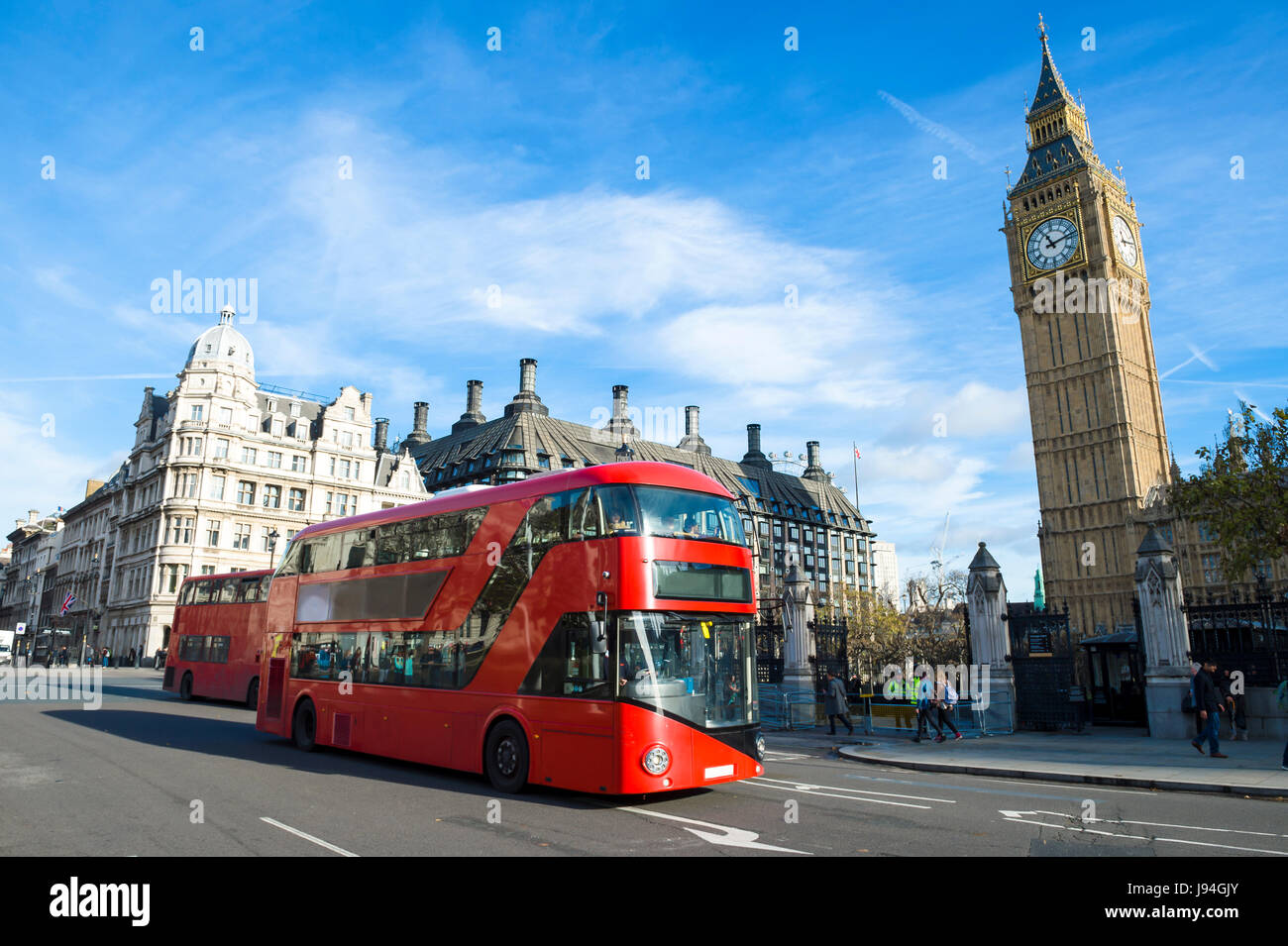 Luminosa mañana escénica vista del horizonte de Londres, Inglaterra, en Westminster, con modernos icónica doble decker bus pasando Big Ben Foto de stock